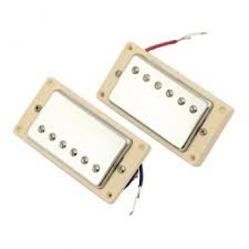 2 Humbucker für Hals- und Stegposition mit Rahmen in beige und allen Schrauben