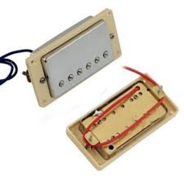 2 Humbucker für Hals- und Stegposition mit Rahmen in beige und allen Schrauben